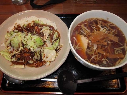 「回鍋肉丼　500円（ランチ）＋半ラーメン　300円」@中華ダイニング いい田の写真