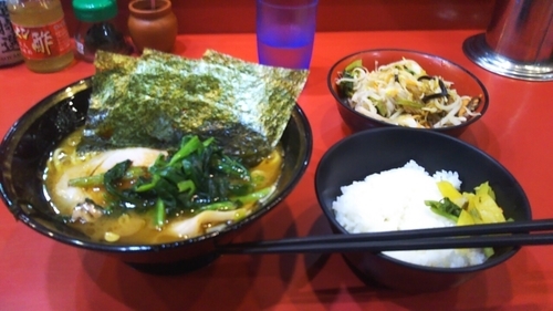 「らーめん（固め・濃め）+ライス+野菜畑」@家系総本山 ラーメン吉村家の写真