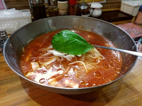 「トマト冷麺(並盛・150g)918円」@らぁめんまんの写真