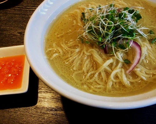 「浅利潮そば冷やし+ハバネロlevel1」@灰汁中華 丿貫 福富町本店の写真