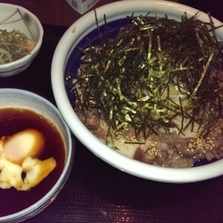 うま辛肉つけうどん、増量