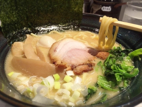 「醤油豚骨ラーメン(700円)」@ゴル家 伊勢佐木モール店の写真