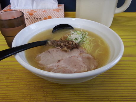 「しお」@牛骨らーめん ほうき屋の写真