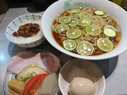 「【限定】冷やしすだち蕎麦800円＋牛すじご飯50円」@中華蕎麦 瑞山（ZUIZAN）の写真
