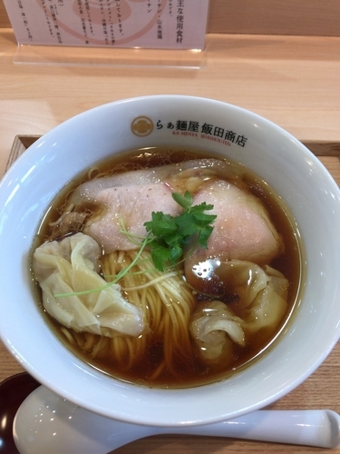 「わんたん入り醤油らぁ麺 1100円」@飯田商店 湯河原本店の写真