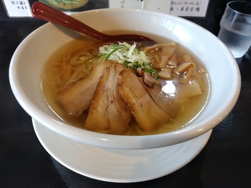 「鶏塩らーめん(並盛・130g)700円」@やきめし屋 植竹の写真