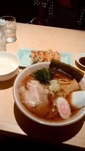 「煮干醤油ラーメン餃子セット（1000円）」@らーめん 已己巳己の写真