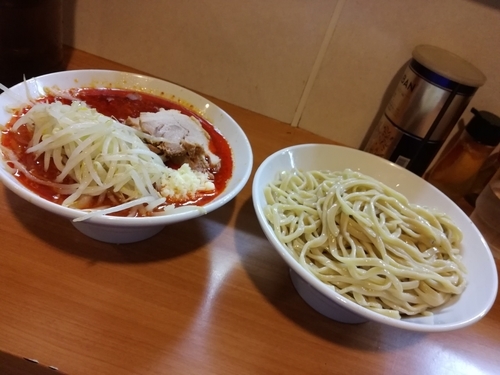「辛麺小:850円+つけ麺:100円（ヤサイアブラ?）」@豚星。の写真