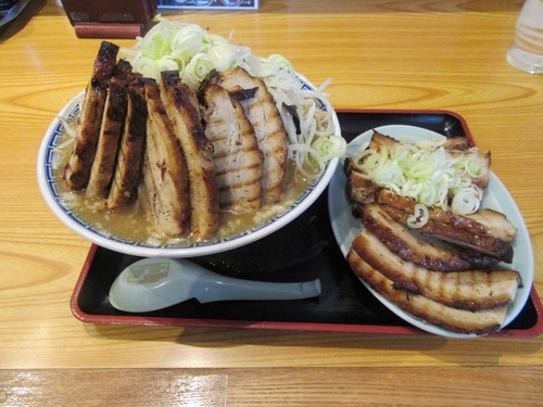 「バカ豚麺（１２００円）＋大盛＋チャーシュー×２」@常勝軒 総本店の写真