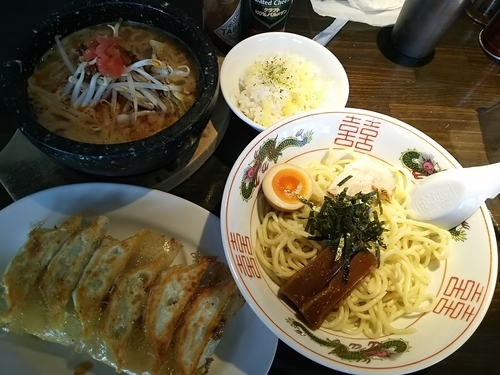 「石鍋辛味噌つけ麺（１玉）　※クーポンで５００円　＋王道焼餃子」@餃子食堂 みのわ店の写真