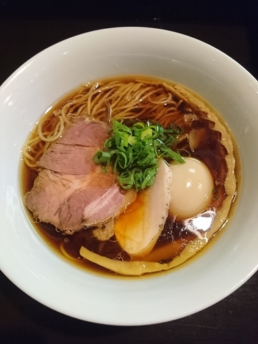 「醤油らぁ麺 750円 味玉(クーポン)」@らぁ麺 すぎ本の写真