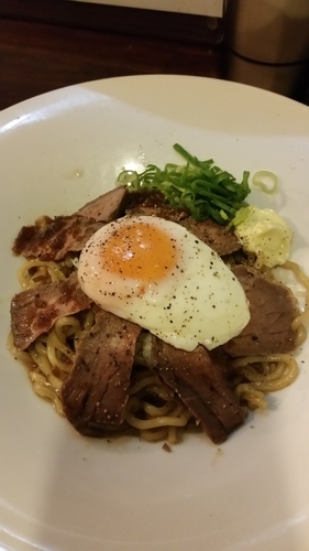 「「限定」ローストビーフ油そば＋温玉1000円＋ビール500円」@いりにぼの写真