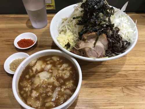 「つけ麺 中(ニンニク、アブラ、チョイ辛別皿)880円」@デカ盛り戦隊 豚レンジャーの写真