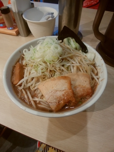 「炒め野菜豚骨魚介ラーメン・大盛」@心の味製麺 平井店の写真