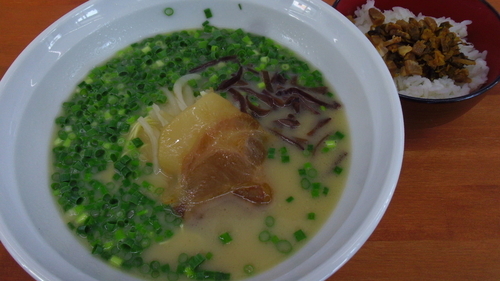 「白らーめん＋ねぎ＋ランチ高菜丼」@九州ラーメン 豚秀の写真