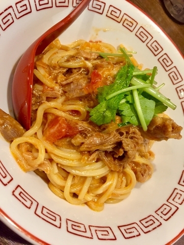 「【アキラ式Ｐ】ガーリックトマトとチャーシューのまぜそば」@ラーメンアキラの写真