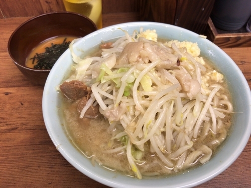 「ブタ入り(ニンニク、アブラ)＋生とじ玉子900円」@ラーメン二郎 池袋東口店の写真