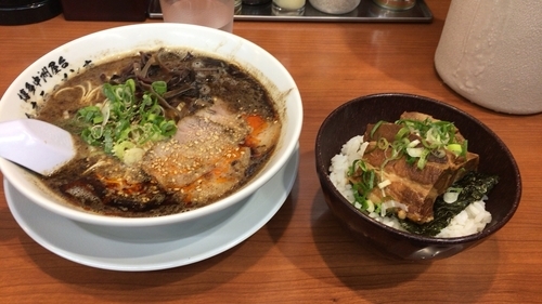 「黒らーめん 角煮丼」@博多中洲屋台 鈴木ラーメン店 鵜野森店の写真