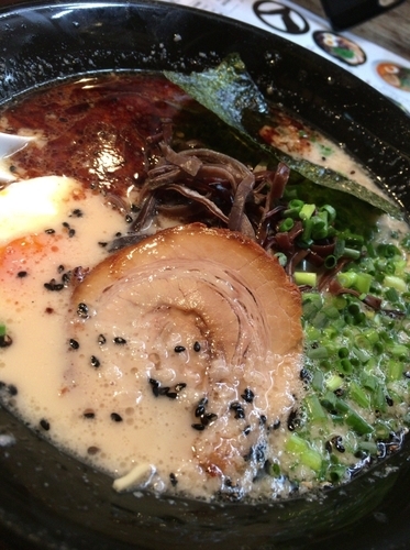 「とんこつ黒ラーメン７５０円麺少なめバリカタ」@麺屋黒田 本店の写真