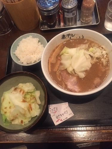 「こってり煮干しらーめん800円　茹でキャベ100円無料ライス」@煮干しらーめん青樹 立川店の写真