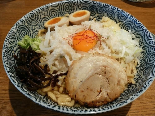 「まぜそば＋味玉」@麺恋処 爆龍の写真