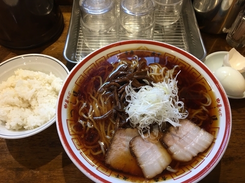 「冷やし煮干しそば 800円 半熟ゆで卵 50円 ライスサービ」@中華そば つし馬の写真