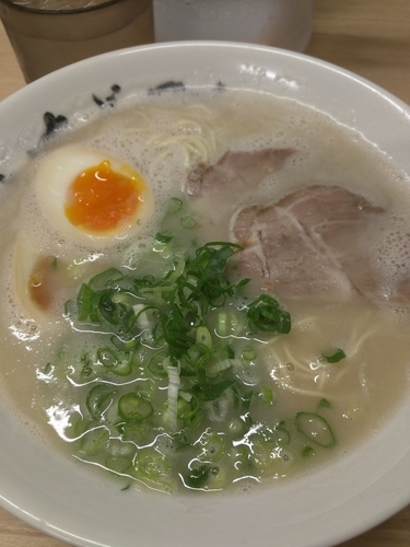 「煮たまごラーメン　替玉」@長浜ナンバーワン 東京大岡山店の写真
