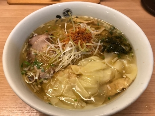 「海老塩わんたん麺」@塩専門 ひるがお 東京駅店の写真