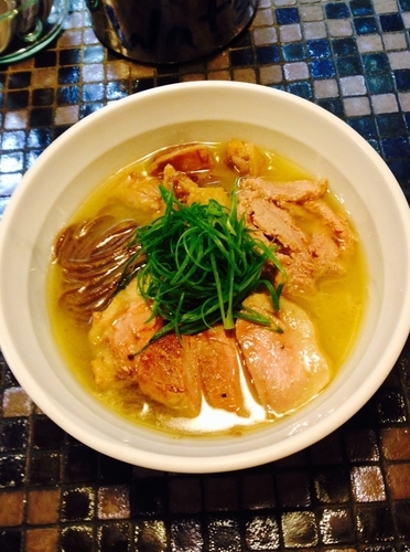 「肉汁凝縮鴨白湯 漆黒そば粉麺で召し上がれ」@らーめん 五ノ神製作所の写真