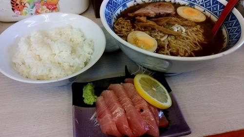 「本日のランチA（天然ブリの刺身ライス付き）」@笑顔の写真