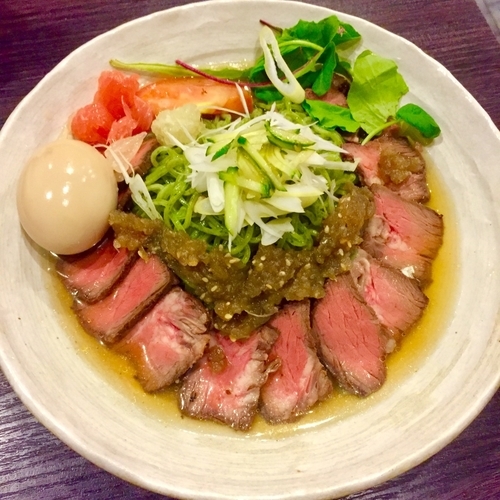 「【冷やし麺第２弾！】ローストビーフの冷やし中華￥880」@中華蕎麦 瑞山（ZUIZAN）の写真