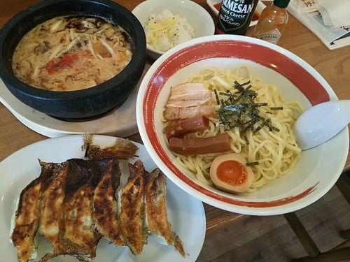 「石鍋辛味噌つけ麺（２玉）　※クーポンで５００円　＋王道焼餃子」@松本餃子食堂の写真
