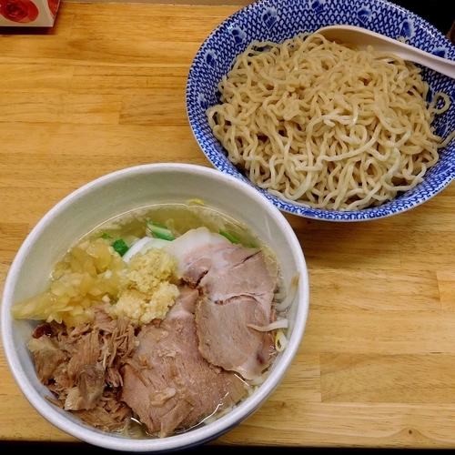 「塩つけ麺（細麺 700円）＋ニンニク・生姜の醤油漬け」@らーめん きじとらの写真
