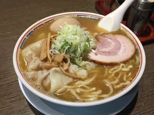 「雲呑煮干しそば（中太麺）＋味玉」@丸中華そばの写真
