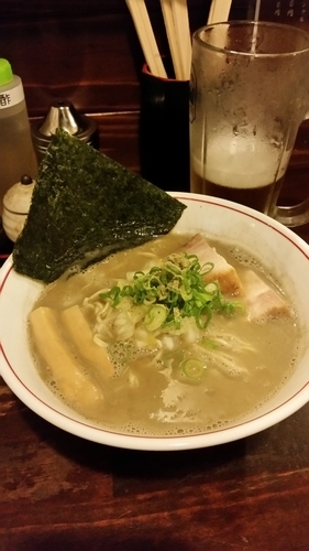 「濃厚煮干しそば「二周年記念」500円＋ビール500円」@いりにぼの写真