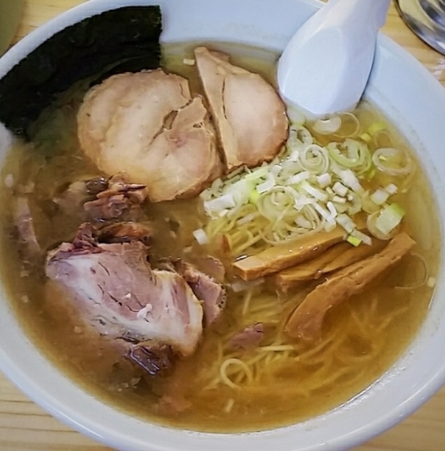 「塩ラーメン650円＋讃岐コーチンハム150円」@地鶏ラーメン たつ屋の写真