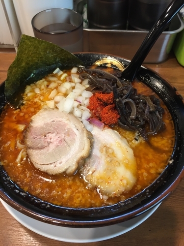 「背脂煮干 辛醤ラーメン／８３０円」@背脂煮干 丸め 新所沢店の写真
