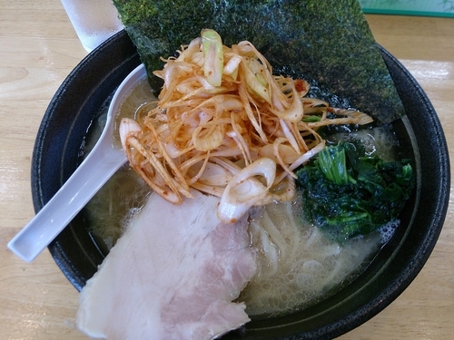 「豚骨醤油 太麺 ネギ赤50円トッピング」@らぁめん 鶏支那屋の写真