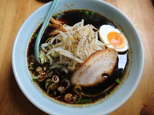 「漆黒の黒ラーメン」@麺や 赤べこの写真
