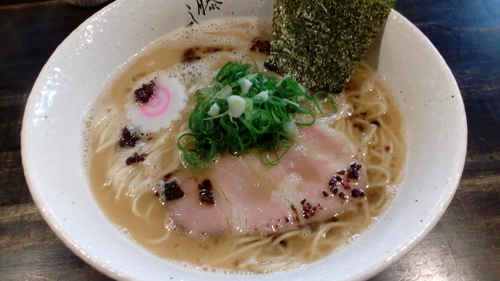 「芳醇鶏白湯ラーメン(750円）+大盛（100円）」@麺屋 藤しろ 三軒茶屋店の写真