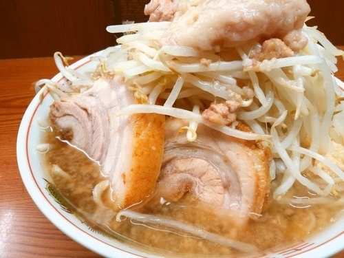 「ラーメン（麺少なめヤサイニンニクアブラ）」@ラーメン二郎 亀戸店の写真