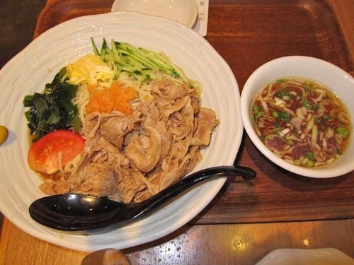 「肉ひやし　880円」@麺処直久 新橋店の写真