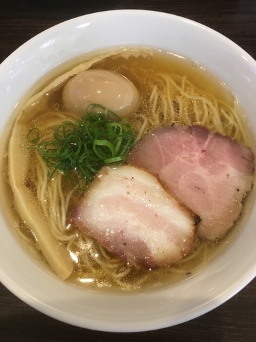 「塩ラーメン + 味玉」@かしわぎの写真