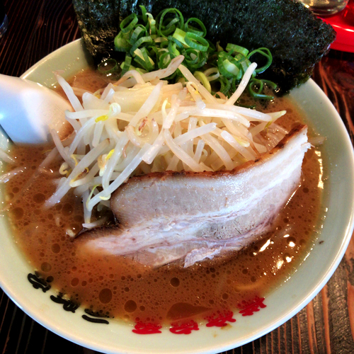 「ラーメン（濃いめ・固め・多め）710円　ヤサイ　110円」@横浜家系元町家の写真