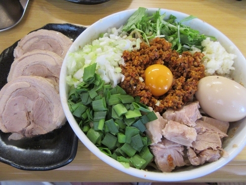 「限定　冷やし担々麺まぜそば（９００円）＋大盛＋豚＋味玉」@らーめんコジマルの写真