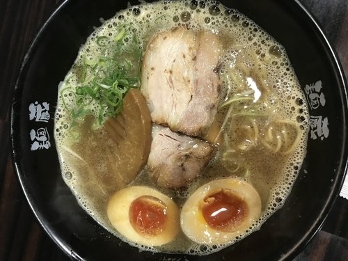 「魚介合わせ醤油ラーメン+煮玉子半分」@麺蔵 ひの屋の写真