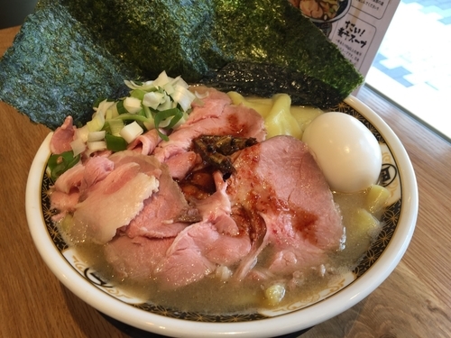 「すごい煮干特製ラーメン（大盛）塩」@すごい煮干ラーメン凪 五反田西口店の写真