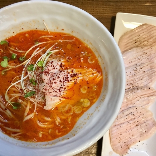 「鶏白湯RED (800円)しっ鶏チャーシュー (200円)」@NOODLE LOLの写真
