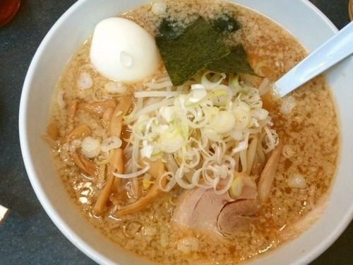 「ハッスルラーメン＋半熟味玉子」@ハッスルラーメンホンマ 亀戸本店の写真