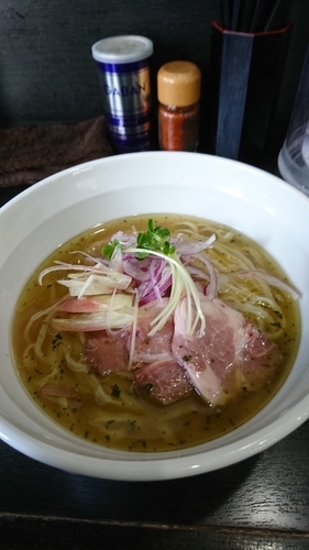 「冷たい煮干しラーメン+冷たい和え玉+厚切り豚」@陽はまたのぼるの写真